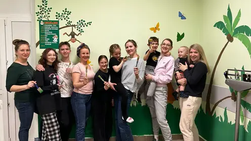 Волонтеры Богучанской ГЭС украсили стены детской больницы