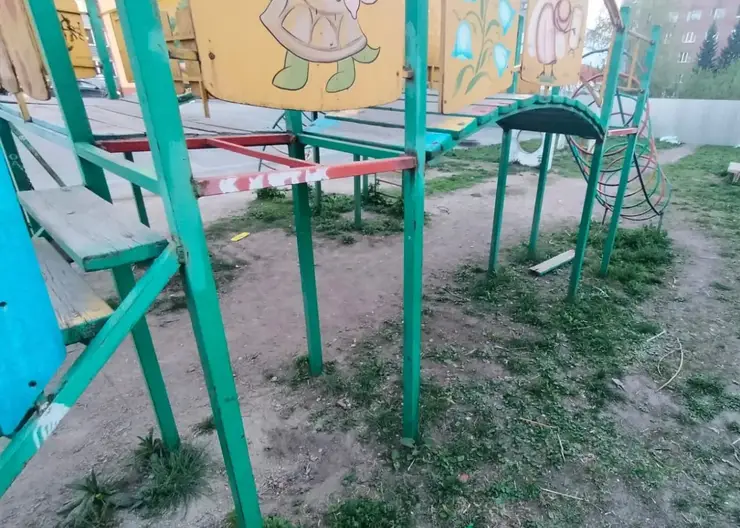 Ребенок сломал позвоночник по время игры на детской площадке в Новосибирске