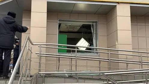 В Омске неизвестный разгромил отделение банка при попытке взломать банкомат