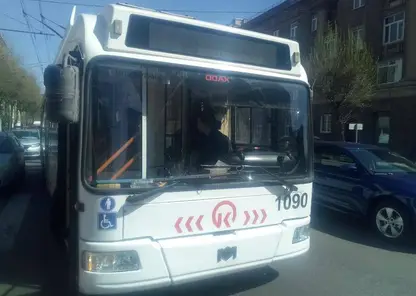В Красноярске троллейбус сбил пожилую женщину