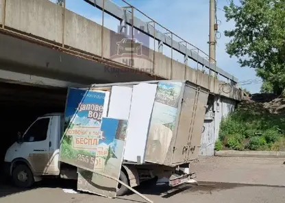 На острове Татышев под мостом застрял фургон