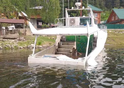 На Алтае у берегов озера найден брошенный подтопленный катер