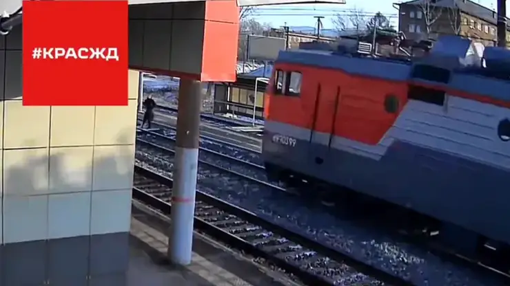 В Красноярске молодую девушку в наушниках насмерть сбил поезд