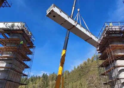 Красноярская железная дорога возводит мост через реку Канзыбу в горах Восточного Саяна