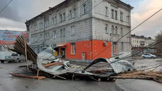 В Новосибирске ураганный ветер сорвал крышу с общежития