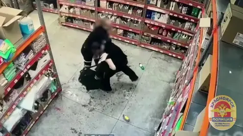 Дивногорец с ножом напал на охранника магазина, пытаясь вынести алкоголь и продукты