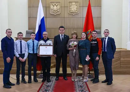 12 многодетных матерей из Красноярского края наградили почетными знаками «Материнская слава»