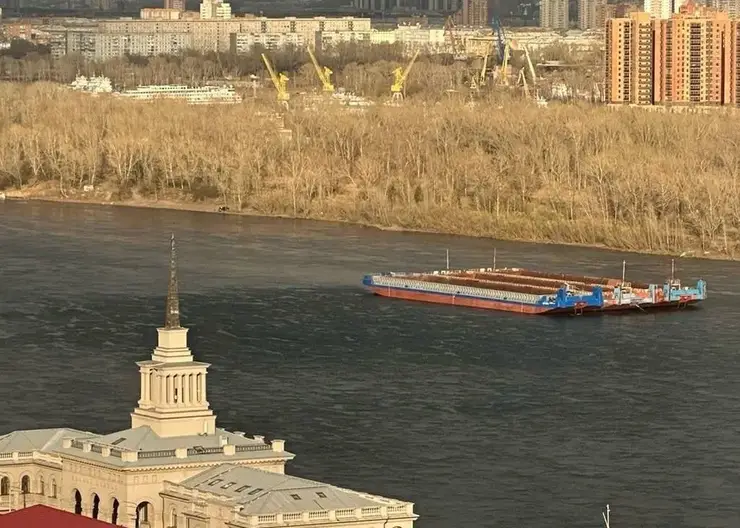 Лодка столкнулась с баржей в Красноярске: пострадали двое, поиски еще одного человека продолжаются