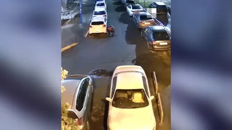 В Красноярске задержали хулигана, спускавшего колеса автомобилей на улице Карамзина