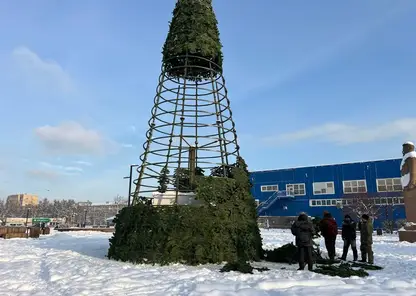 Новогоднюю ёлку начали устанавливать на площади Свердлова в Красноярске