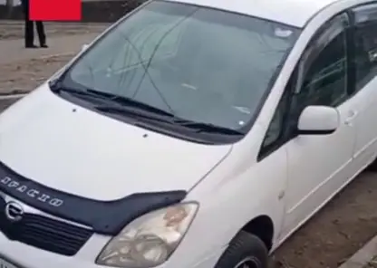 В Красноярске машина провалилась в яму