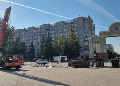 В Красноярске началась установка ледового катка на площади Мира