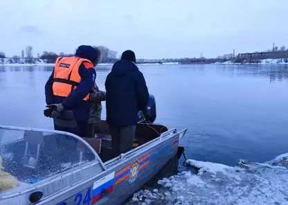 В Красноярске двое подростков двигались на льдине по Енисею