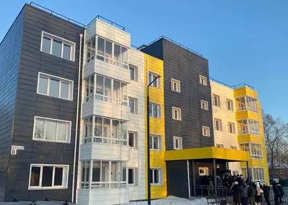 Переселенцы из ветхого жилья в Усолье-Сибирском получили ключи от новых квартир