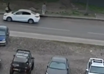 В Красноярске легковушка сбила перебегающую дорогу 11-летнюю школьницу 