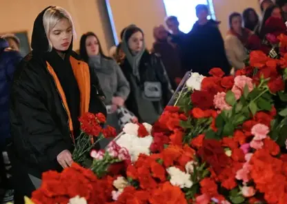Чтобы возложить цветы в подмосковном Красногорске, люди с раннего утра приходят к зданию «Крокус Сити Холл»