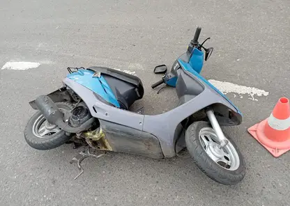 В Красноярске на кольцевом перекрестке Mercedes сбил мопед