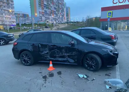 Пьяный подросток повредил десять машин на парковке в красноярском Солнечном на угнанном у родителей автомобиле