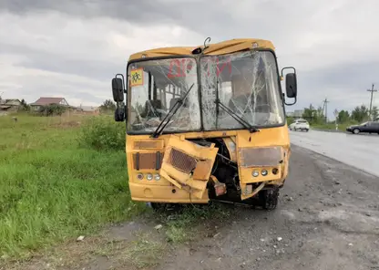 В Красноярском крае водитель школьного автобуса врезался в автомобиль и наехал на электроопору
