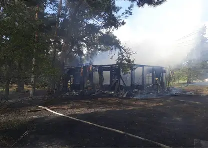 На юге Красноярского края из-за пала травы сгорел заброшенный летний лагерь