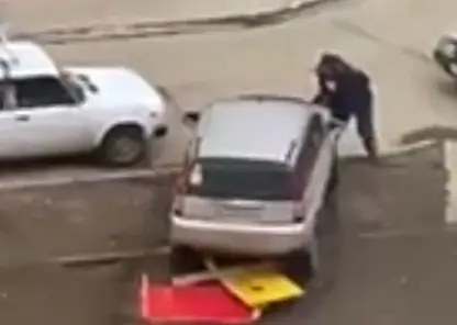 В Кежемском районе водитель повредил детскую площадку