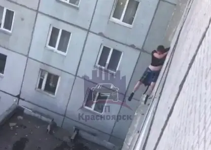 В Красноярске с третьего этажа выпал 39-летний мужчина