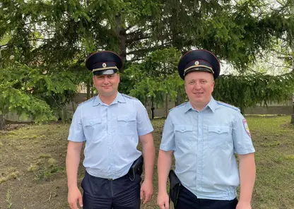 В Красноярском крае полицейские из горящего дома вынесли парализованного мужчину