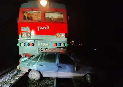 В Красноярском крае поезд сбил автомобиль