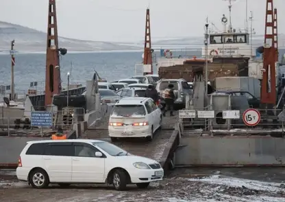 Паромные переправы и наплавные мосты начали закрывать в Красноярском крае