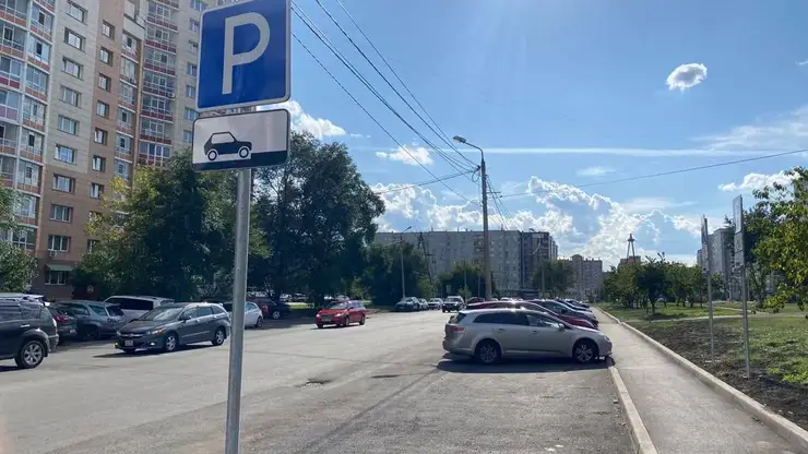 Дополнительную парковку обустроили рядом с новой поликлиникой на ул. Мате Залки в Красноярске
