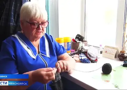 Пенсионерка из Ачинска вяжет носки и варежки для бойцов СВО