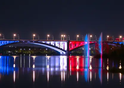 В Красноярске включат речные фонтаны с подсветкой в честь Дня России