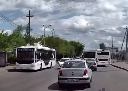 В Красноярске троллейбус завалил два светофора на Семафорной
