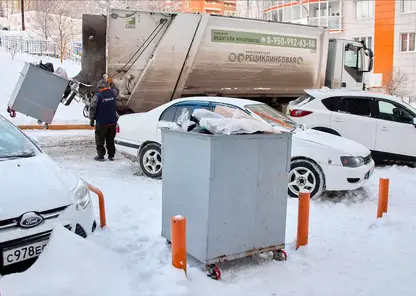 В Красноярске из-за аномальных морозов увеличили количество мусоровозов на линии