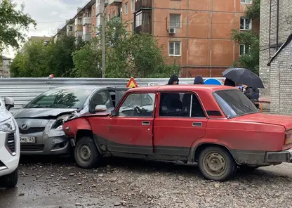 В Красноярске «Лада» протаранила припаркованную «Тойоту»