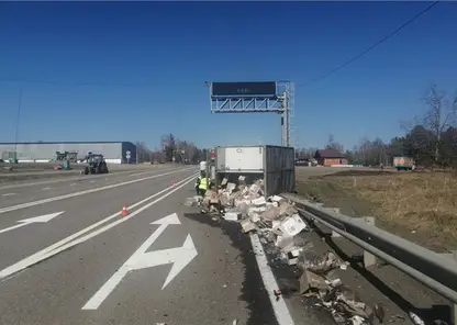 По дороге из Красноярска в Абакан перевернулся грузовик