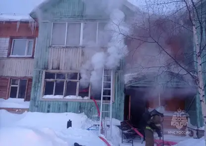 6 человек спасли огнеборцы при пожаре в двухэтажном доме в посёлке Северо-Енисейский