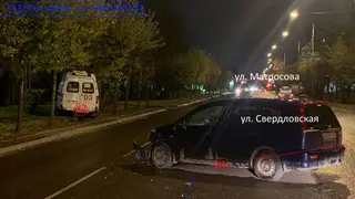 В Красноярске на Свердловской водитель Honda протаранил автомобиль скорой помощи