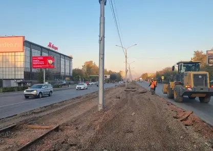 В Красноярске круглосуточно идут работы на трамвайных путях вдоль Красраба