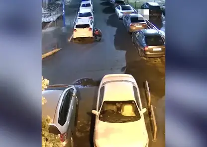 В Красноярске неизвестный спускает колеса на автомобилях жителей Ярыгинской набережной