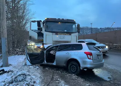 34-летний водитель иномарки погиб в ДТП с грузовиком в Краноярске