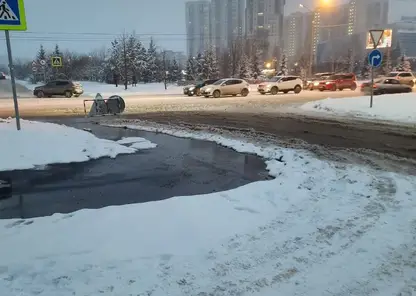 На улице Октябрьская в Красноярске затопило проезжую часть