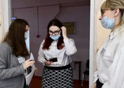 В Омске не отменяют масочный режим из-за недостаточной вакцинации жителей
