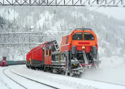 Специализированная снегоуборочная техника приступила к работе на Красноярской железной дороге в связи с сильными снегопадами