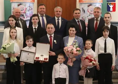Многодетная семья из Норильска получила орден «Родительская слава»