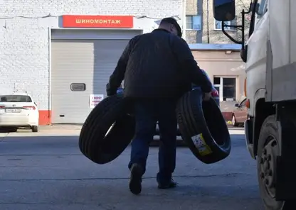 В ГИБДД красноярцам советуют не торопиться менять зимние шины