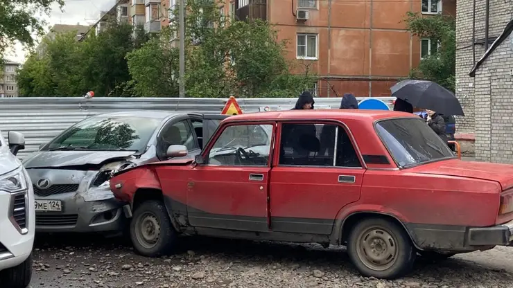 В Красноярске «Лада» протаранила припаркованную «Тойоту»