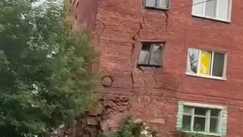Экстренных службы сообщили о причинах обрушения стены жилого дома в Омске
