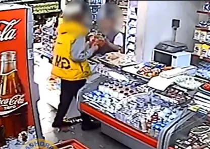 В Красноярске мужчина напал на продавца и украл алкоголь и сигареты