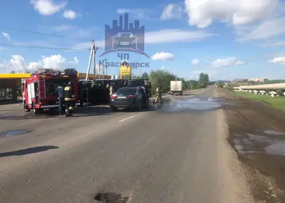 На Северном шоссе в Красноярске столкнулись грузовой автомобиль и Toyota